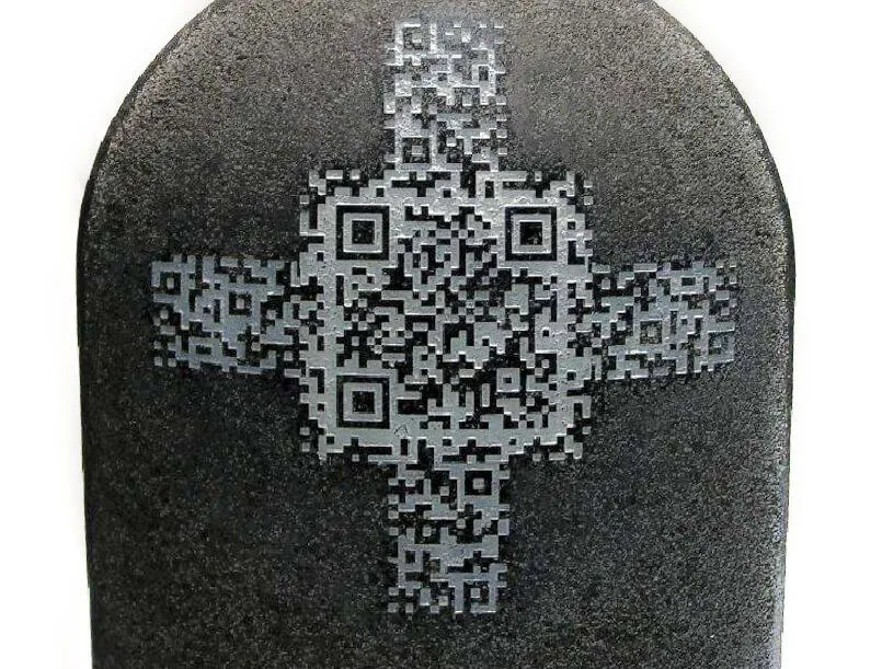 Image 3: Lápida con un mensaje encriptado en un código QR