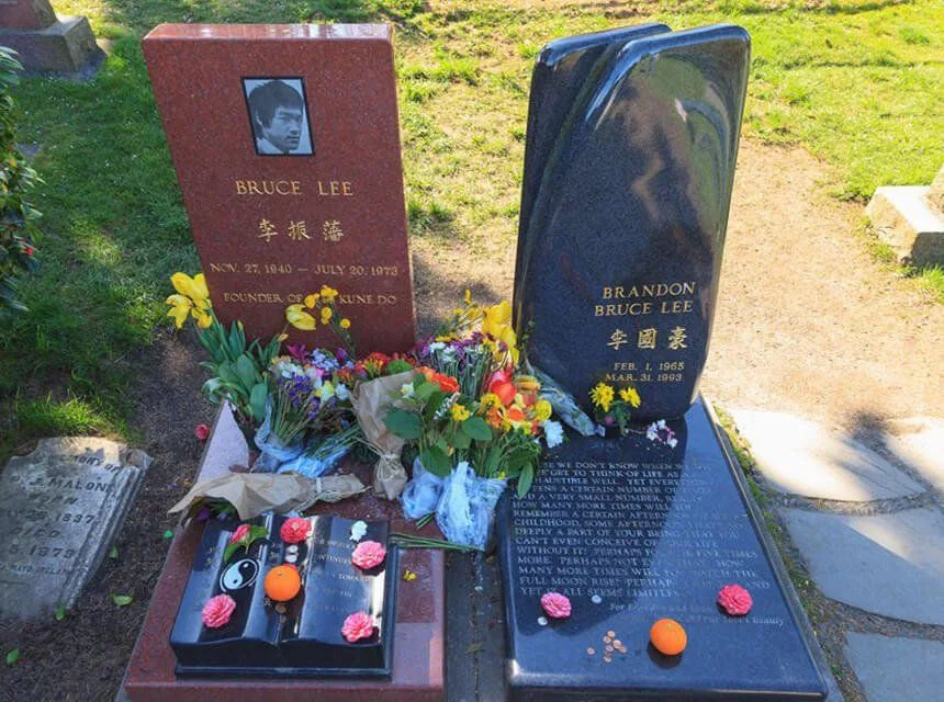 Image 4: Tumba de Bruce Lee junto a la de su hijo Brandon