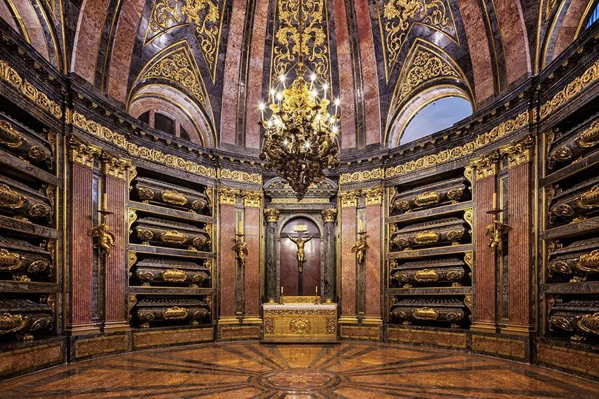 ¿Dónde está enterrado Carlos V, primero de España?