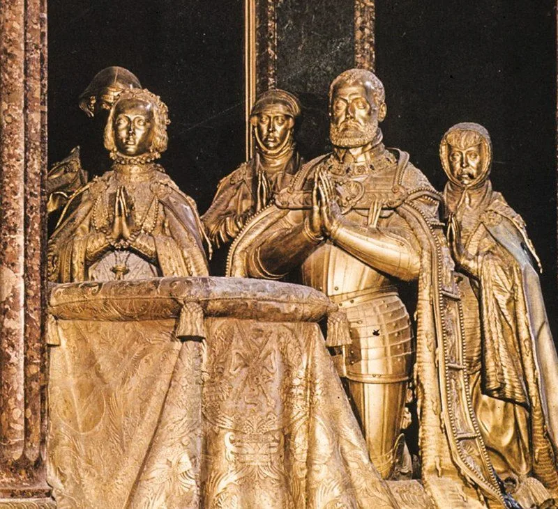 Image 4: Estatuas de Bronce en la tumba de Carlos V