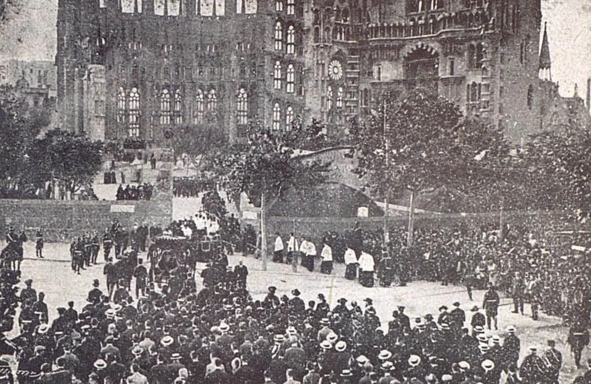Image 3: Entierro de Antonio Gaudí