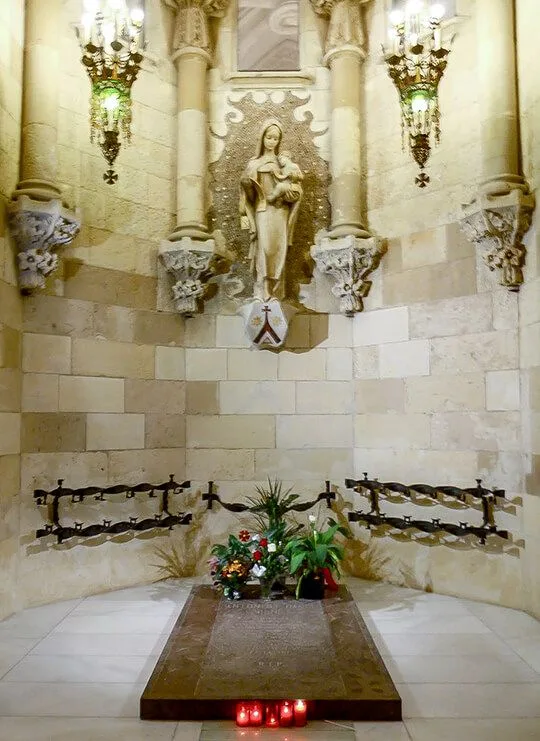 Image 4: Lápida de Antonio Gaudí en la Sagrada Familia