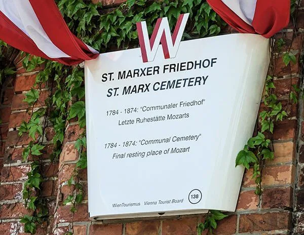 Image 5: Información turística en la puerta del cementerio de Saint Marx