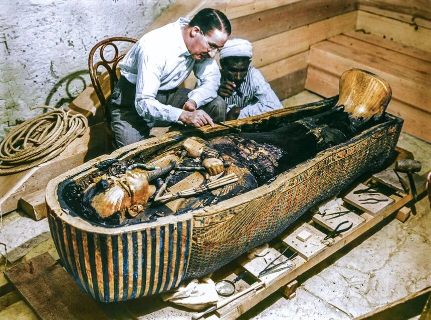 Image 3: Howard Carter inspeccionando la momia de Tutankamon en el año 1922