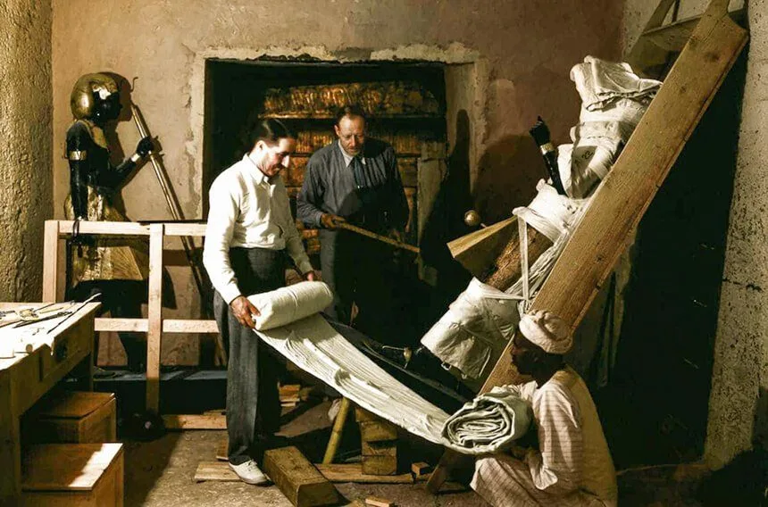 Image 4: Howard Carter y un trabajador envolviendo la estatua de un centinela para su transporte