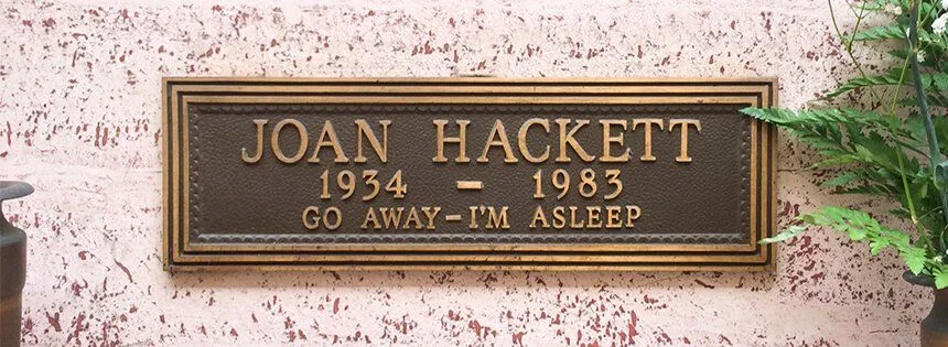 Image 17: Lápida de Joan Hackett
