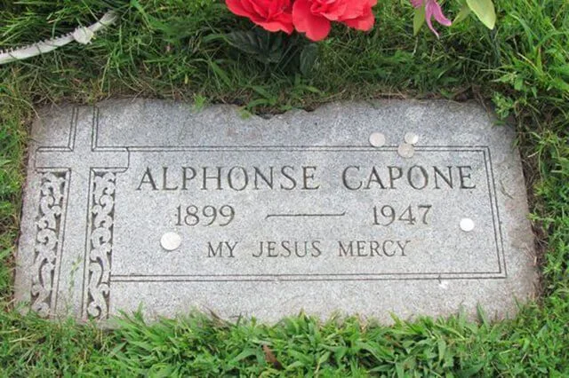 Image 18: Lápida de Al Capone