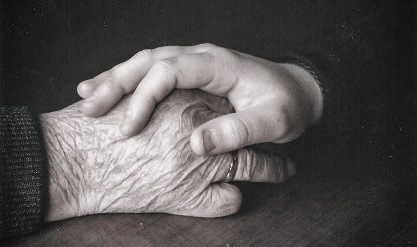 Frases para abuelos fallecidos: dedicatorias bonitas para lápidas