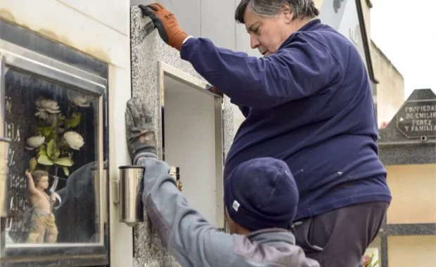 Colocación de lápida en cementerio