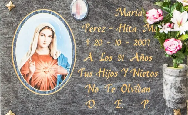 Fotocerámica incrustada en una lápida