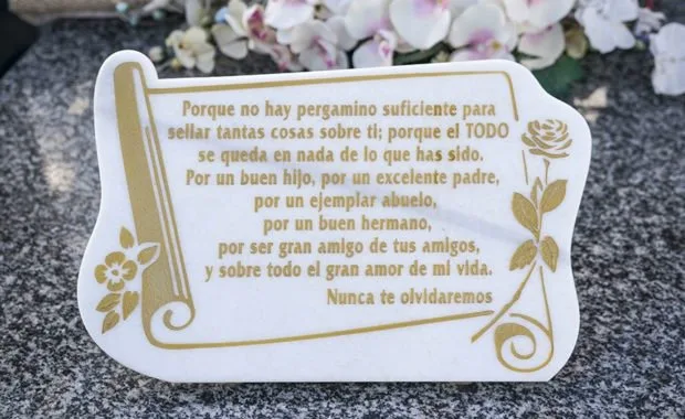 Libro funerario grabado en piedra para cementerio