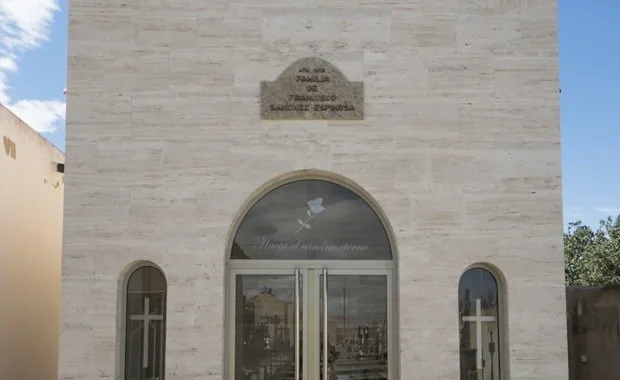 Panteón en cementerio de Murcia revestido en piedra