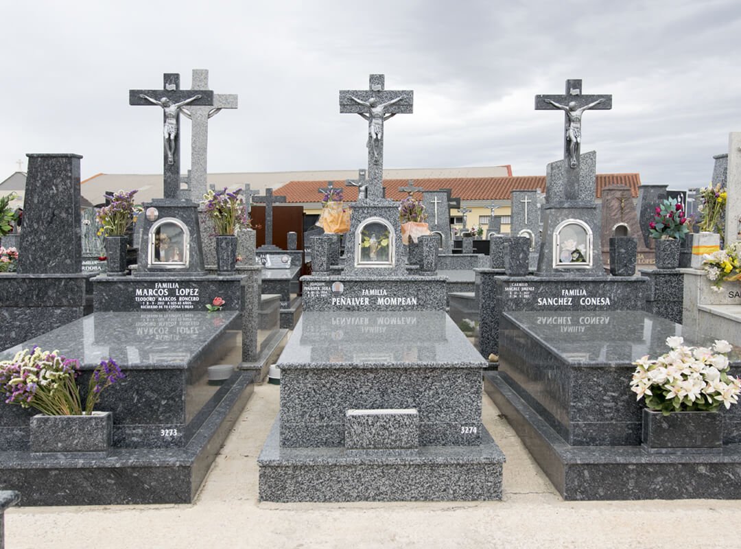 Conjunto de fosas con altar y cruz con Cristo
