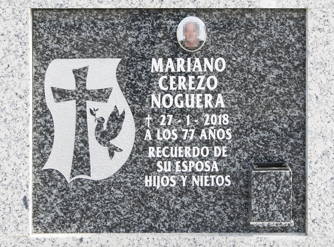 Lápida para nicho con jarrón grabado