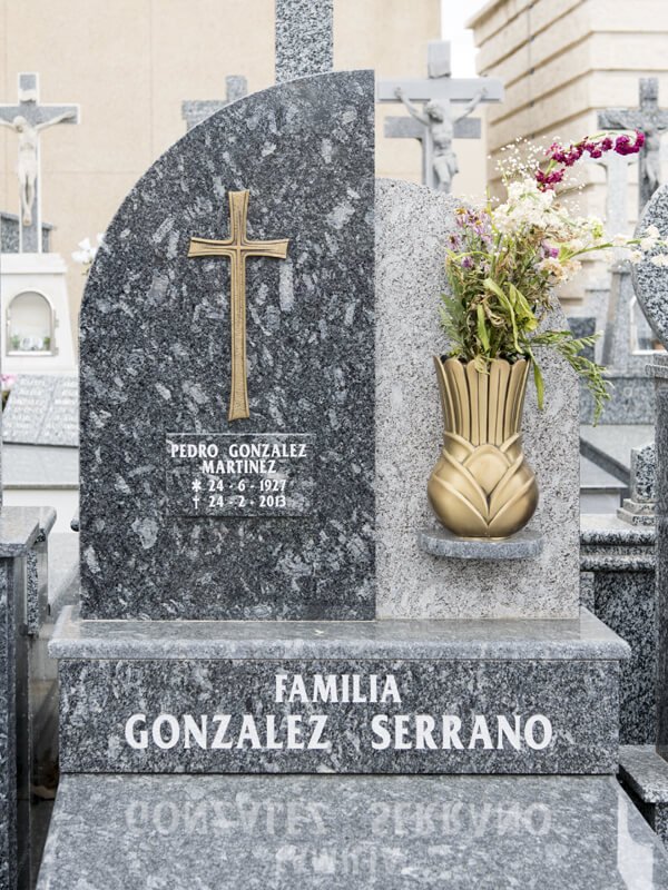 Lápida con placa, búcaro y cruz de bronce