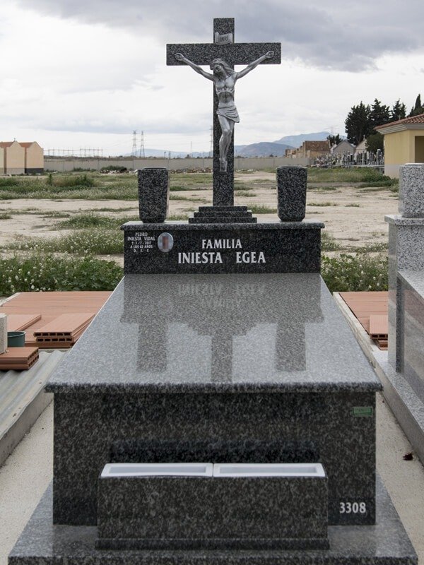 Lápida con Cristo en acero inoxidable