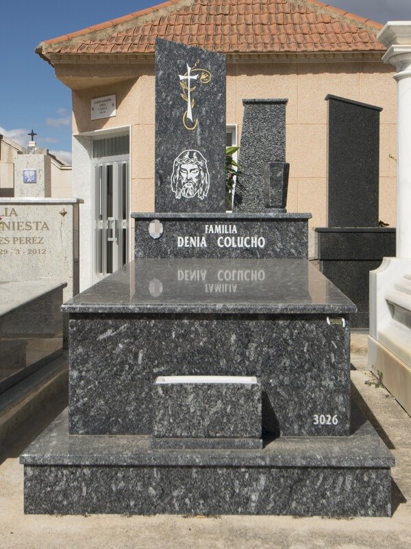 Lápida con Cristo grabado con chorro de arena