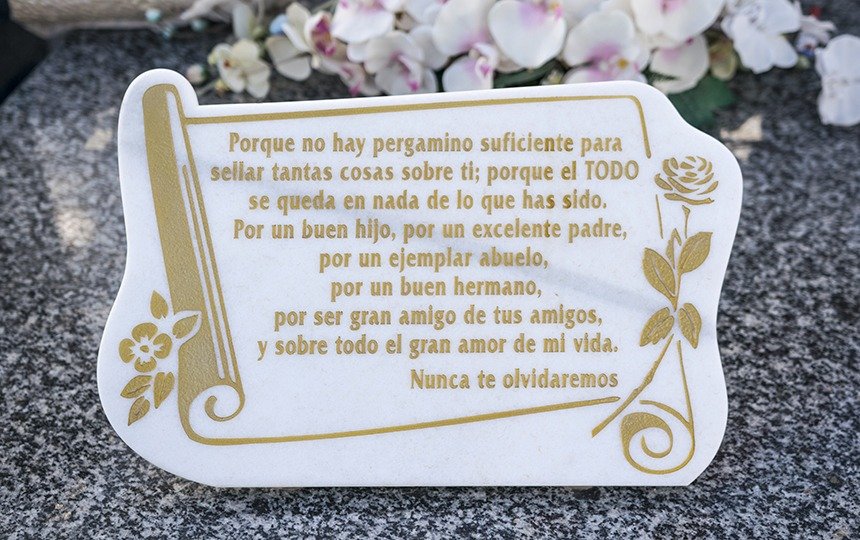 Libro con dedicatoria grabado en mármol blanco