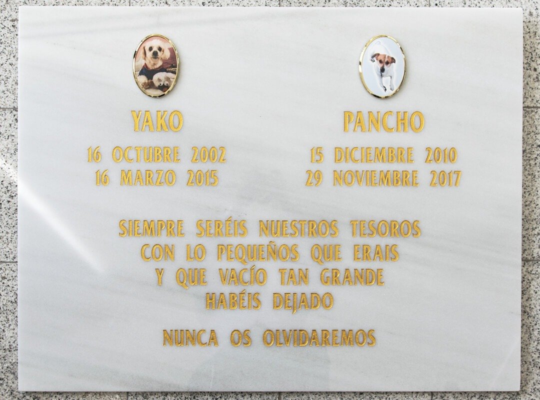 Lápida para mascotas y animales de compañía